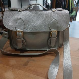sac cartable fait main en cuir de vachette argent  semi souple avec bandoulière 