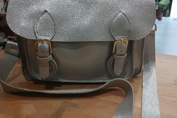 sac cartable fait main en cuir de vachette argent  semi souple avec bandoulière 