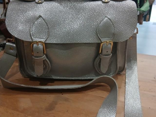 sac cartable fait main en cuir de vachette argent  semi souple avec bandoulière 