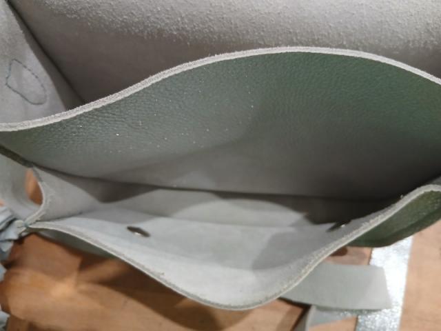 sac cartable fait main en cuir de vachette argent  semi souple avec bandoulière 