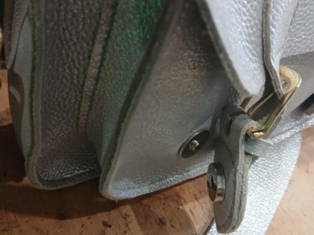 sac cartable fait main en cuir de vachette argent  semi souple avec bandoulière 