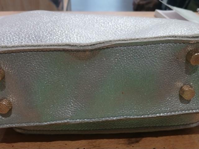 sac cartable fait main en cuir de vachette argent  semi souple avec bandoulière 